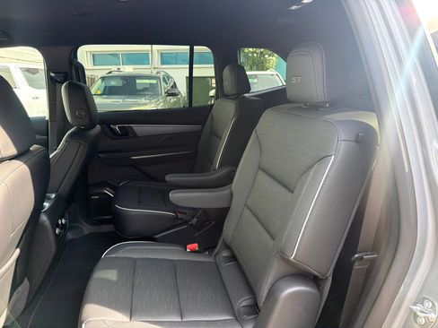 Used 2025 Buick Enclave Sport Touring w/ Power Package FWD image 12