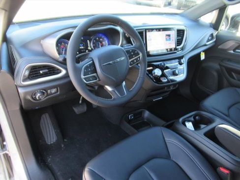 New 2026 Chrysler Pacifica Select image 14