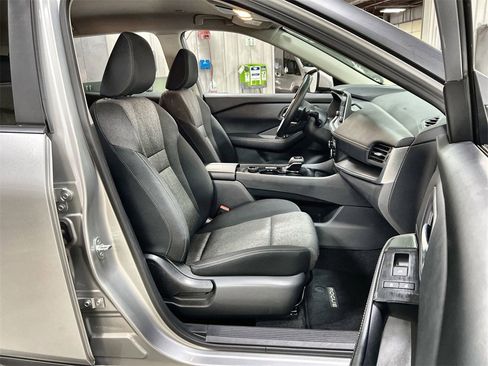 Used 2024 Nissan Rogue SV image 27