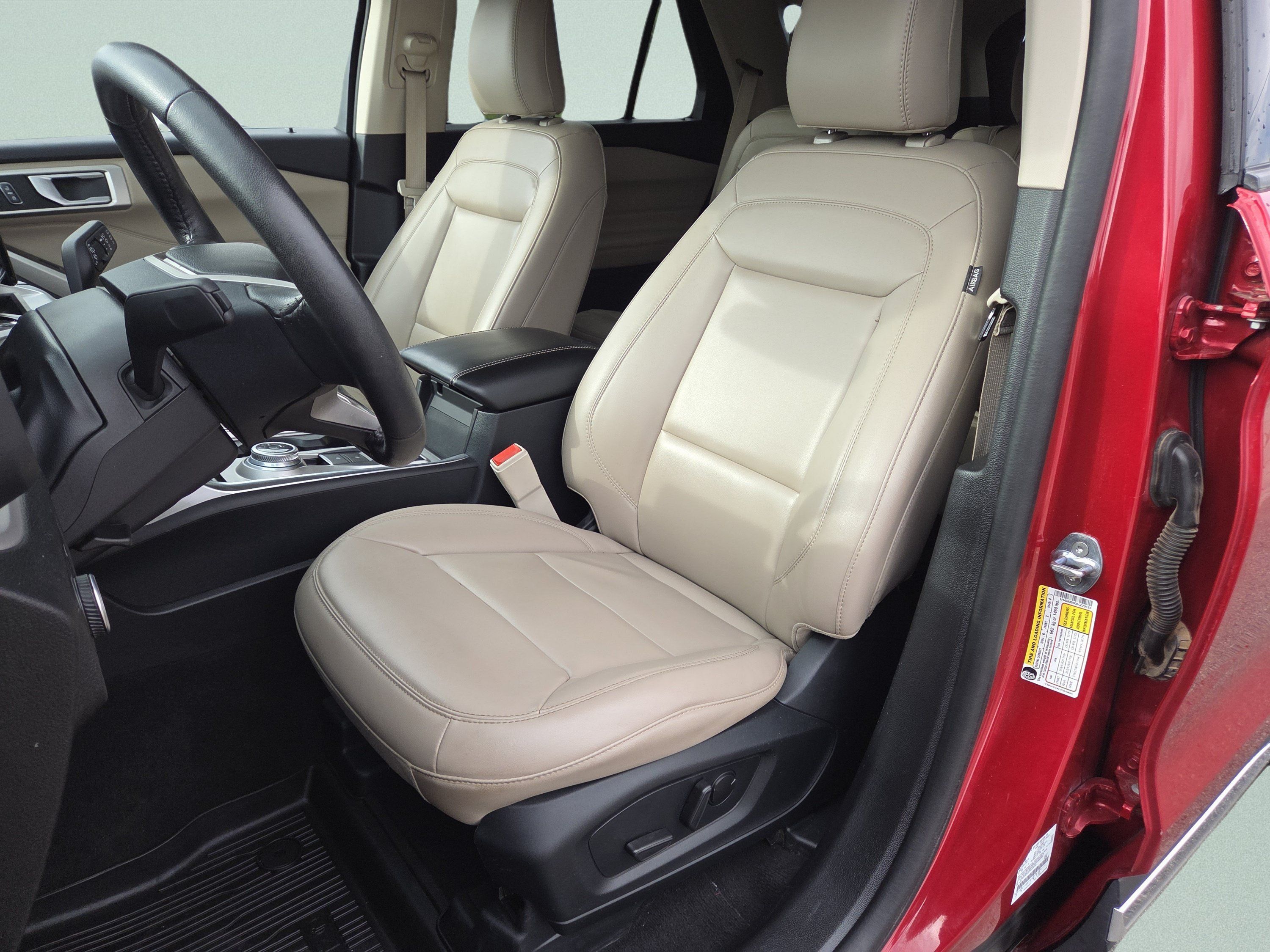 Used 2023 Ford Explorer XLT w/ Equipment Group 202A AWD/4WD image 6