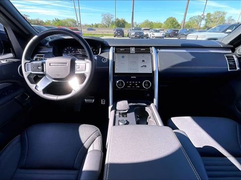 Used 2025 Land Rover Discovery Dynamic SE AWD/4WD image 17