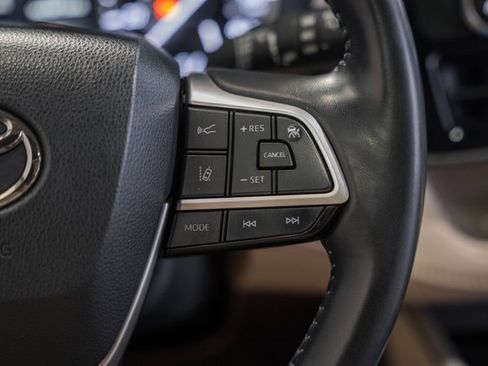 Used 2022 Toyota Highlander XLE image 26