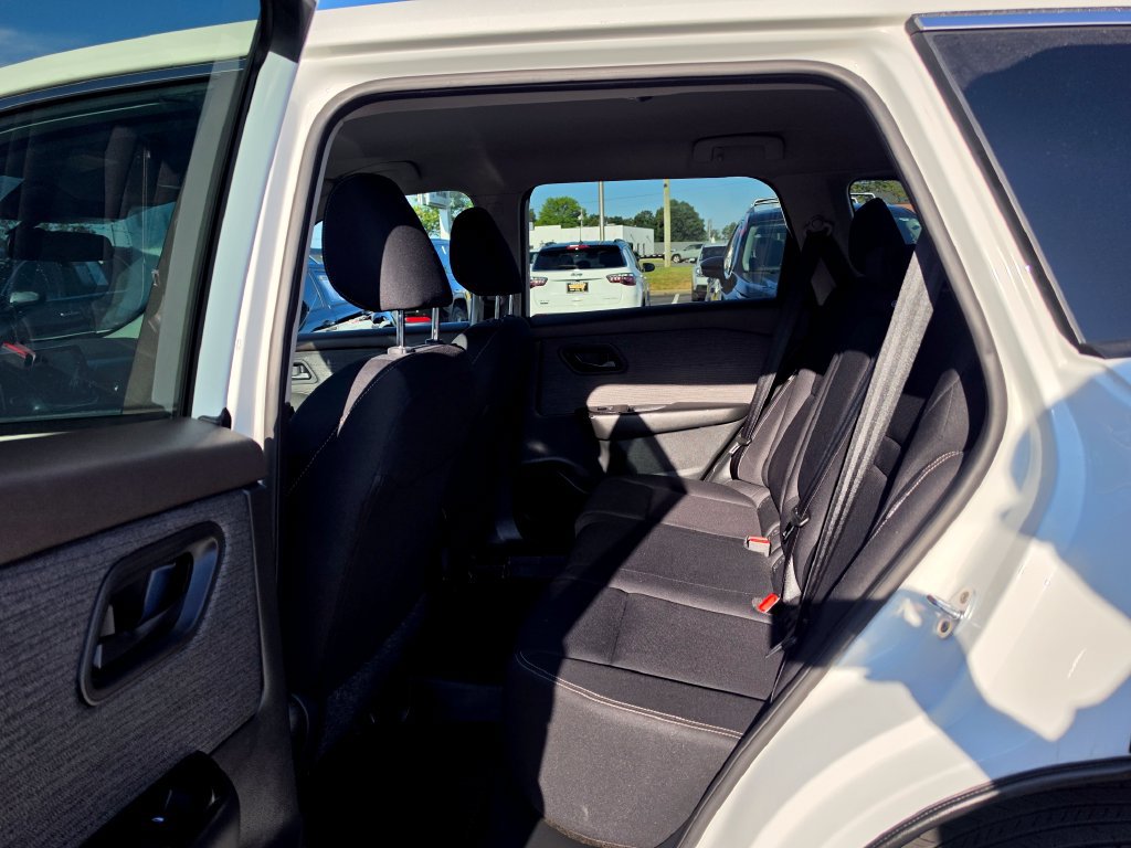 Used 2023 Nissan Rogue S AWD/4WD image 31