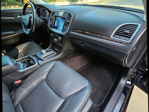 Used 2018 Chrysler 300 Limited image 34