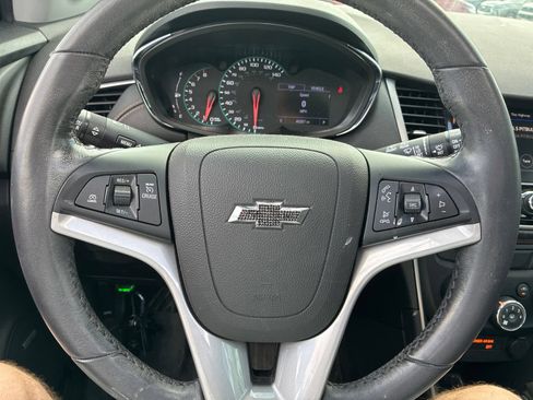 Used 2020 Chevrolet Trax LT w/ Sun & Sound Package FWD image 13