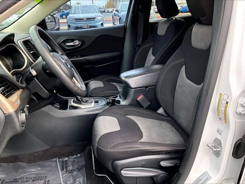 Used 2016 Jeep Cherokee Sport image 7