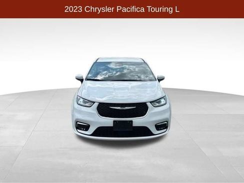 Used 2023 Chrysler Pacifica Touring-L FWD image 2