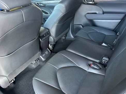 Used 2024 Toyota Highlander Limited image 14