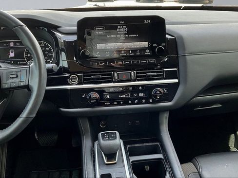 Used 2024 Nissan Pathfinder SL FWD image 10