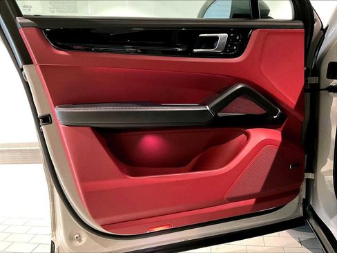 Used 2022 Porsche Cayenne S image 26