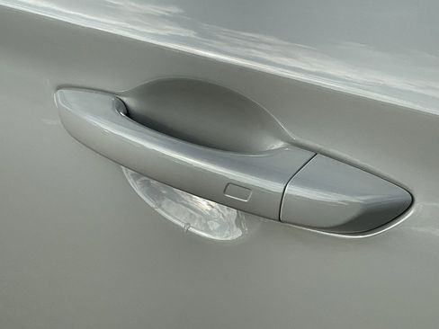 Used 2025 Genesis G70 2.5T image 10