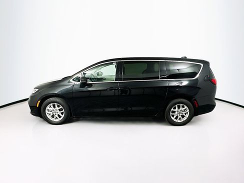 Used 2023 Chrysler Pacifica Touring-L image 4