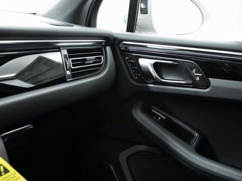 Certified 2025 Porsche Macan image 23