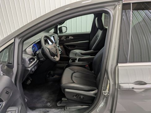 Used 2025 Chrysler Pacifica Select image 14