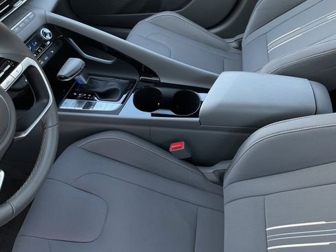 Used 2025 Hyundai Elantra SEL image 38