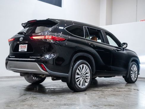 Used 2023 Toyota Highlander Platinum image 9