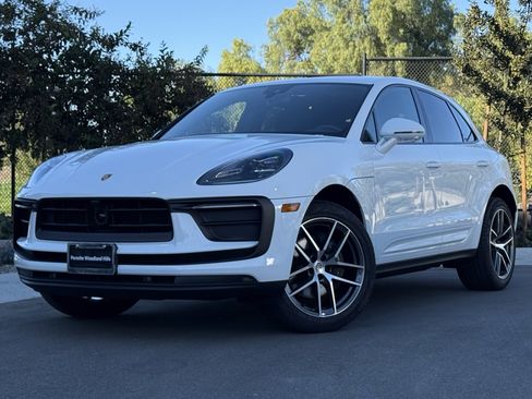 Used 2025 Porsche Macan image 1