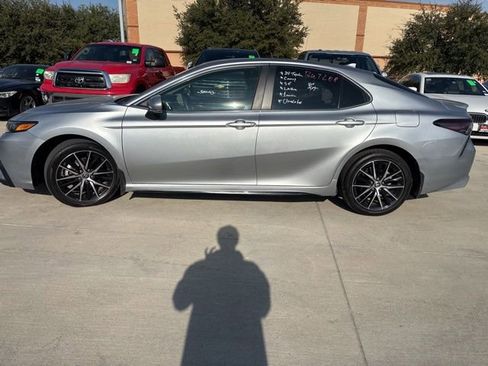 Used 2024 Toyota Camry SE image 5