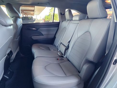 Used 2022 Toyota Highlander XLE image 82