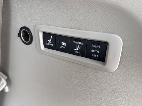 Used 2020 Chrysler Pacifica Limited image 11