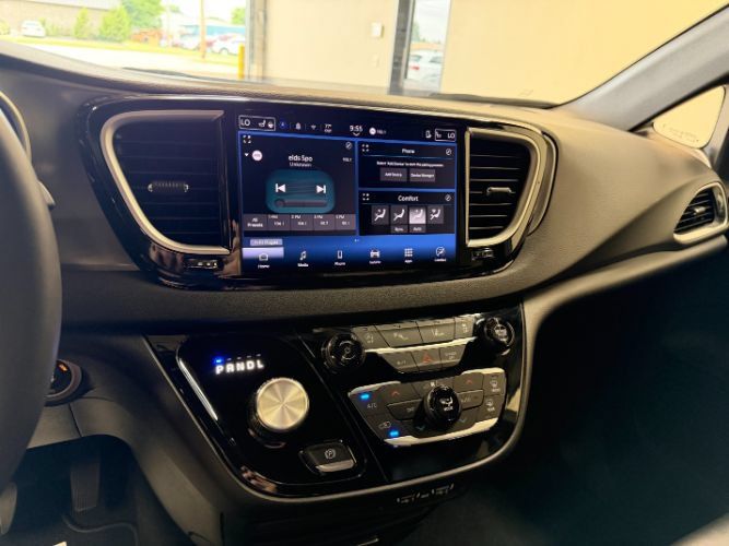 Used 2025 Chrysler Pacifica Select FWD image 12
