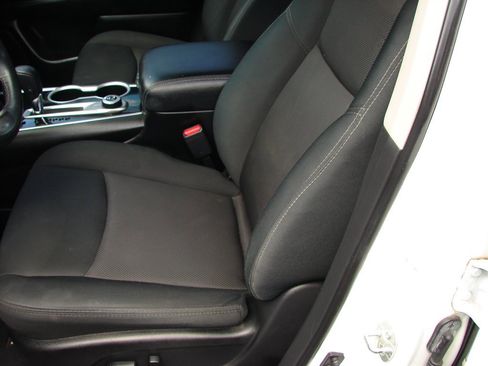 Used 2018 Nissan Pathfinder SV image 6