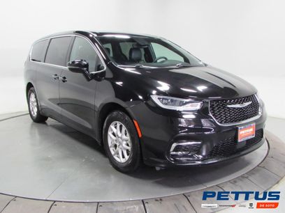 Used 2025 Chrysler Pacifica Select