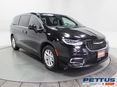 Used 2025 Chrysler Pacifica Select FWD image 1