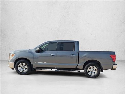 Used 2018 Nissan Titan SV image 8