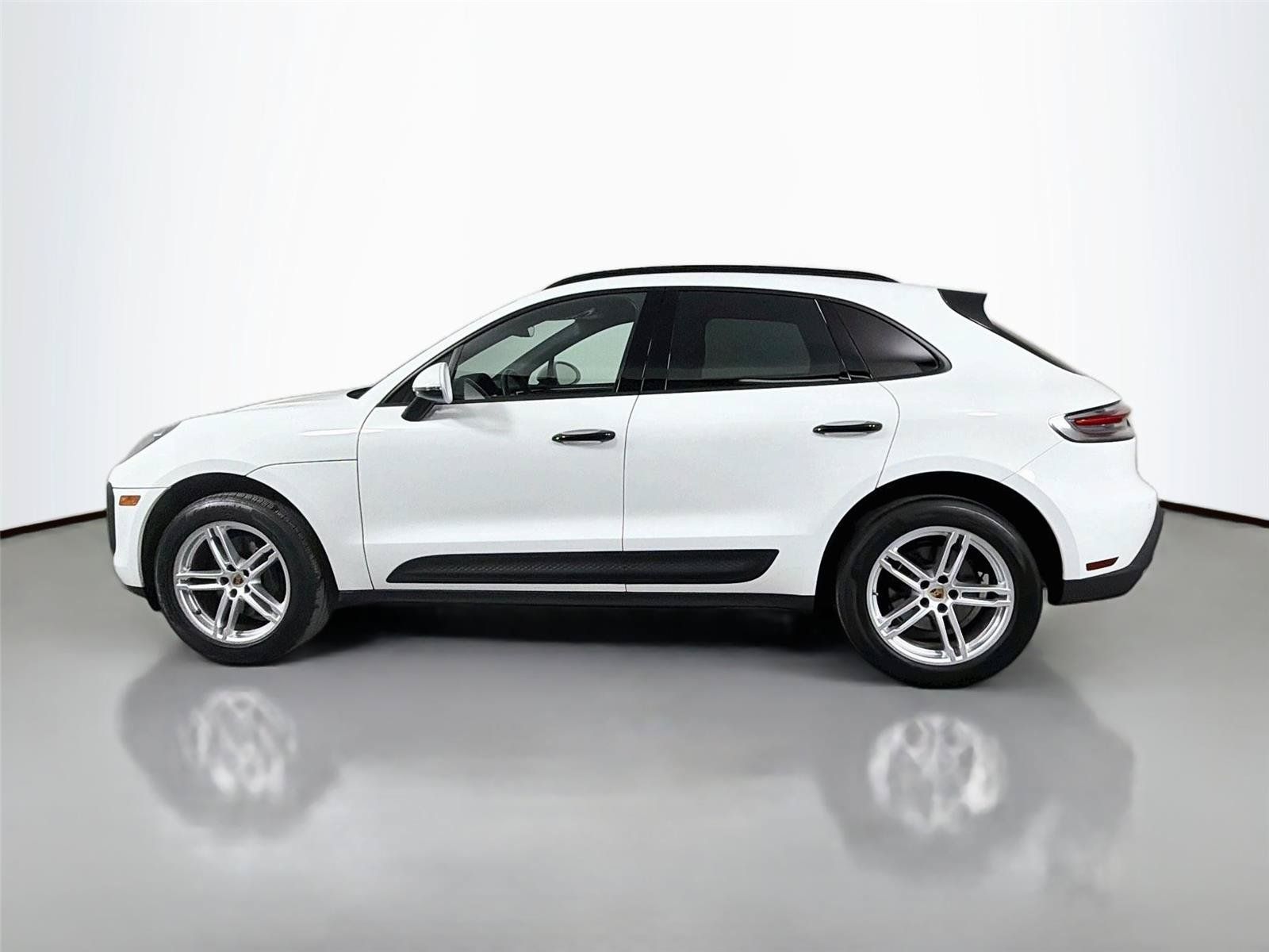 Certified 2022 Porsche Macan AWD/4WD image 2