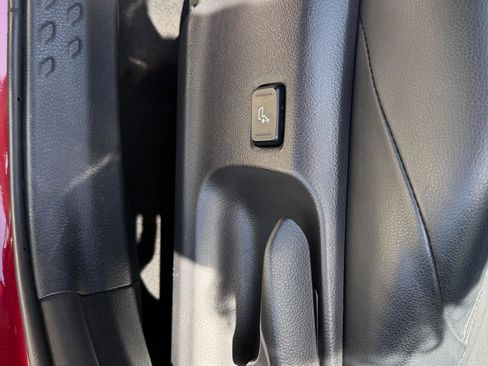 Used 2019 Toyota C-HR Limited FWD image 18