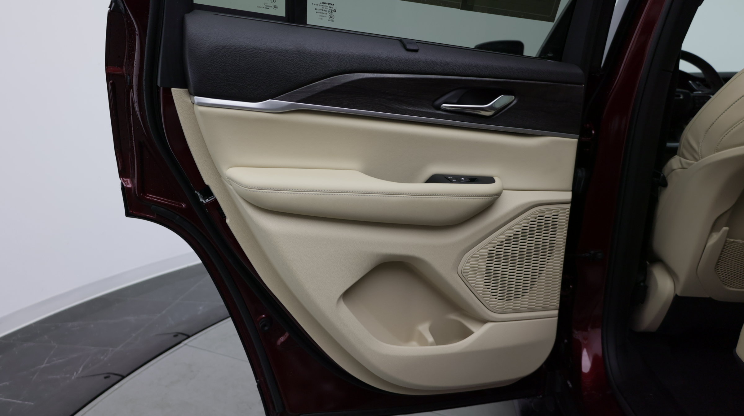 Used 2023 Jeep Grand Cherokee Limited w/ Luxury Tech Group II RWD image 28