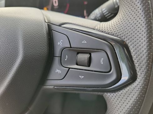 Used 2025 Chevrolet Trax LT FWD image 27