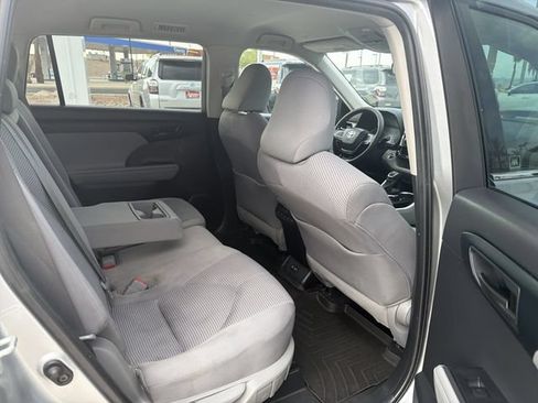 Used 2021 Toyota Highlander LE FWD image 30