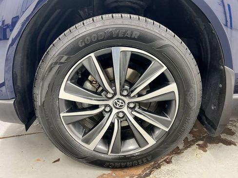 Used 2022 Toyota Venza LE AWD/4WD image 26