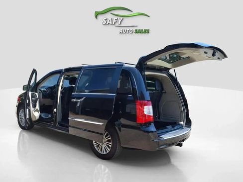 Used 2015 Chrysler Town & Country Touring-L w/ Trailer Tow Group image 17