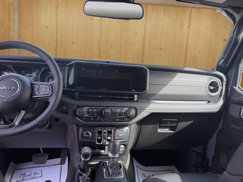 Used 2025 Jeep Gladiator Sport AWD/4WD image 14