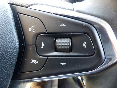 Used 2025 Chevrolet Trax LT w/ LT Convenience Package FWD image 40