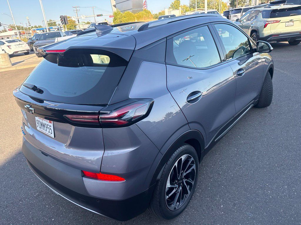 Used 2022 Chevrolet Bolt EUV Premier w/ Sun & Sound Package FWD image 2