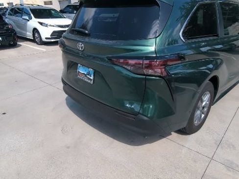 Used 2026 Toyota Sienna XLE FWD image 11
