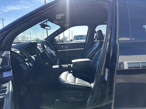 Used 2018 Ford Explorer XLT w/ Equipment Group 202A AWD/4WD image 8