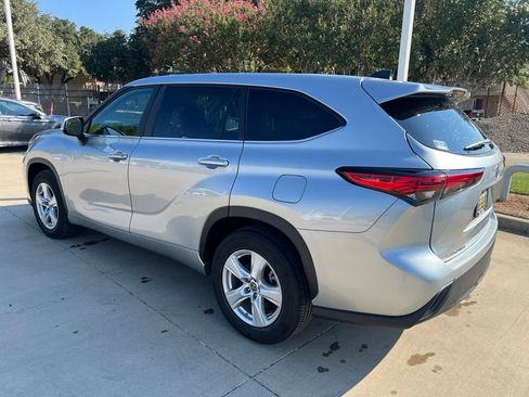 Used 2023 Toyota Highlander LE FWD image 11