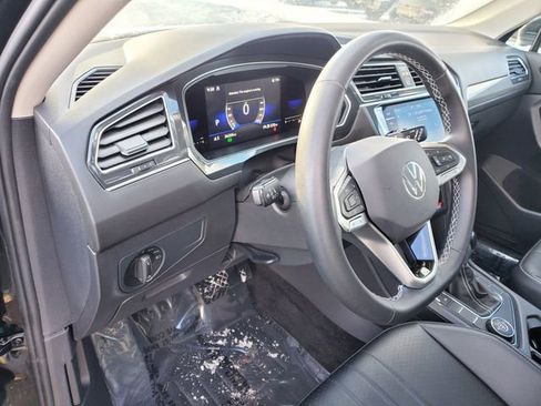 Used 2022 Volkswagen Tiguan SE w/ Panoramic Sunroof Package image 21