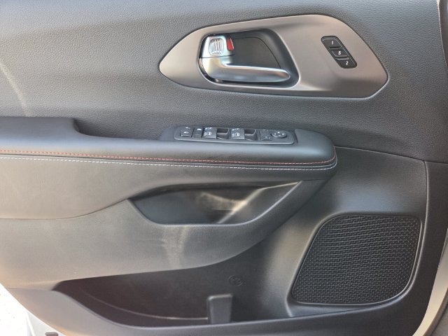 New 2027 Chrysler Pacifica Select FWD image 22