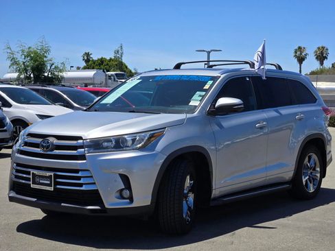 Used 2018 Toyota Highlander Limited Platinum AWD/4WD image 3