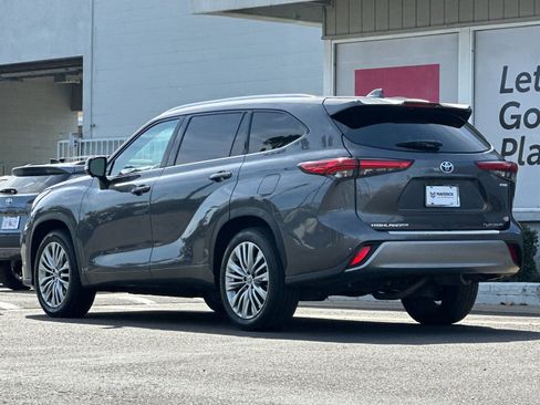 Used 2023 Toyota Highlander Platinum FWD image 3