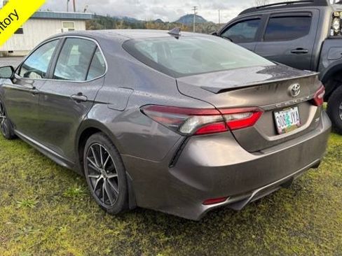Used 2022 Toyota Camry SE image 4