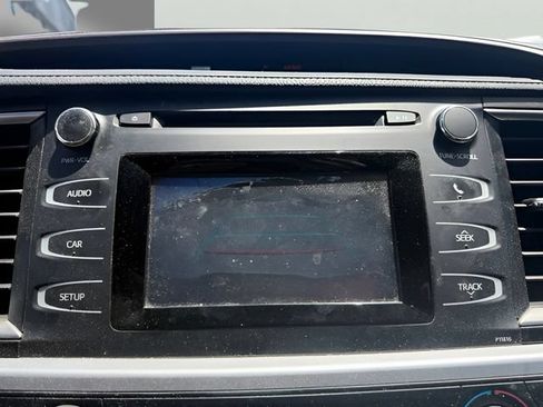 Used 2019 Toyota Highlander LE AWD/4WD image 14