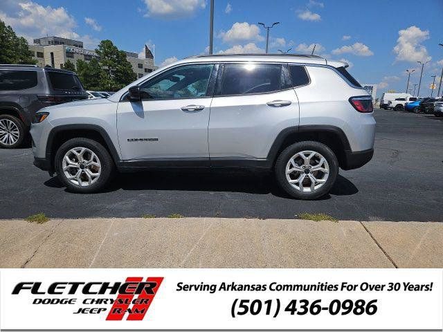 Certified 2025 Jeep Compass Latitude w/ Convenience Group AWD/4WD image 1