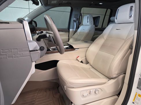 Used 2025 Cadillac Escalade ESV Sport Platinum AWD/4WD image 5